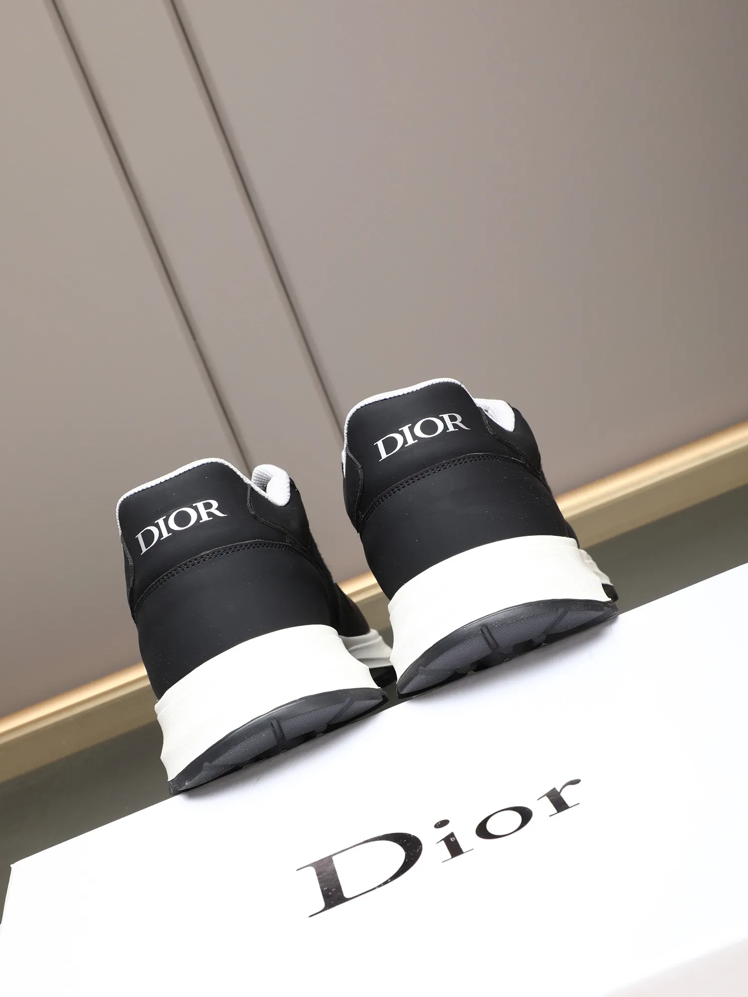 🆕🆕🆕Men's Shoes💰P460 Dior's avant-garde and versatile fashionable men's shoes are privately modeled, calfskin stitched with Dior's special waterproof fabric, fashionable, simple, stylish, eye-catching and classy. It will subvert old ideas and be a must-have for fashionistas who want to spend time with you! Must keep it for yourself! High-end comfort but low-end, high-end quality workmanship. Code number: 38-44 (45 customized) 4 colors for your choice [kiss][kiss][kiss]